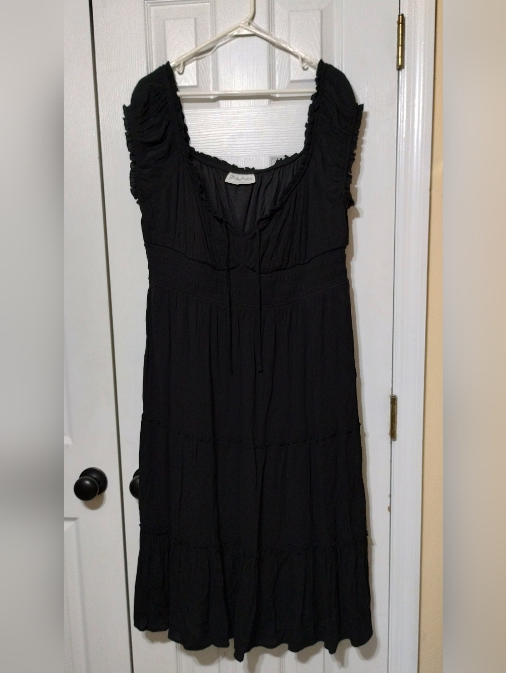 No Boundaries Women's Size XXL Black Tiered Midi Dress with Ruched Puff Sleeves